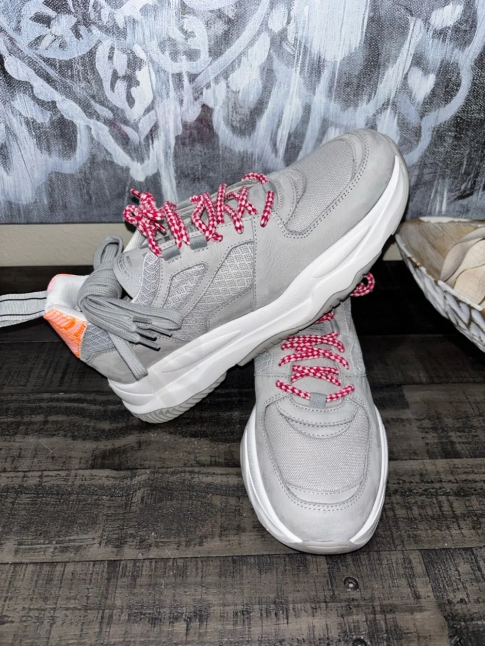 P448 Luke sneakers New without Box  Womens SZ 39​